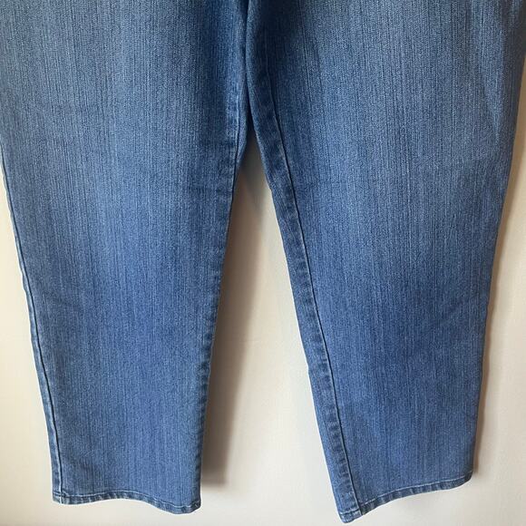 Gloria Vanderbilt Amanda Medium Wash Straight Leg Jean Size 18 - Picture 10 of 12